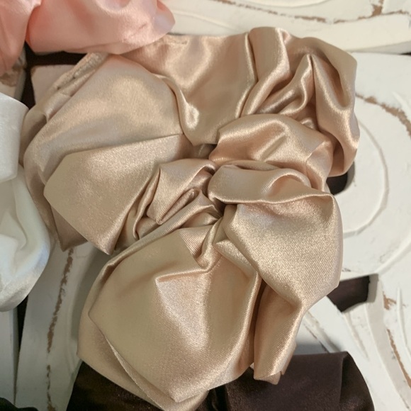 Bundle of 5 Oversized Scrunchies Black, Champagne Gold, White, and Pink NIB - Picture 7 of 10